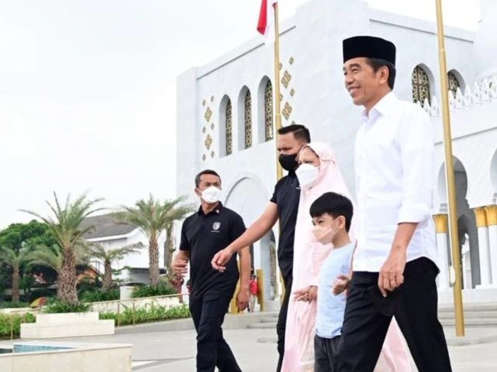 Gaya Iriana Kunjungan ke Masjid Raya Sheikh Zayed, Sandal Jepitnya Disorot