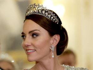 Gaya Elegan Kate Middleton Perdana Pakai Tiara Sebagai Putri Wales