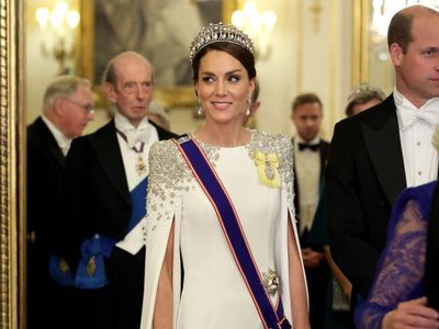 7 Gaya Megah Kate Middleton, Perdana Pakai Tiara Setelah Bergelar Putri