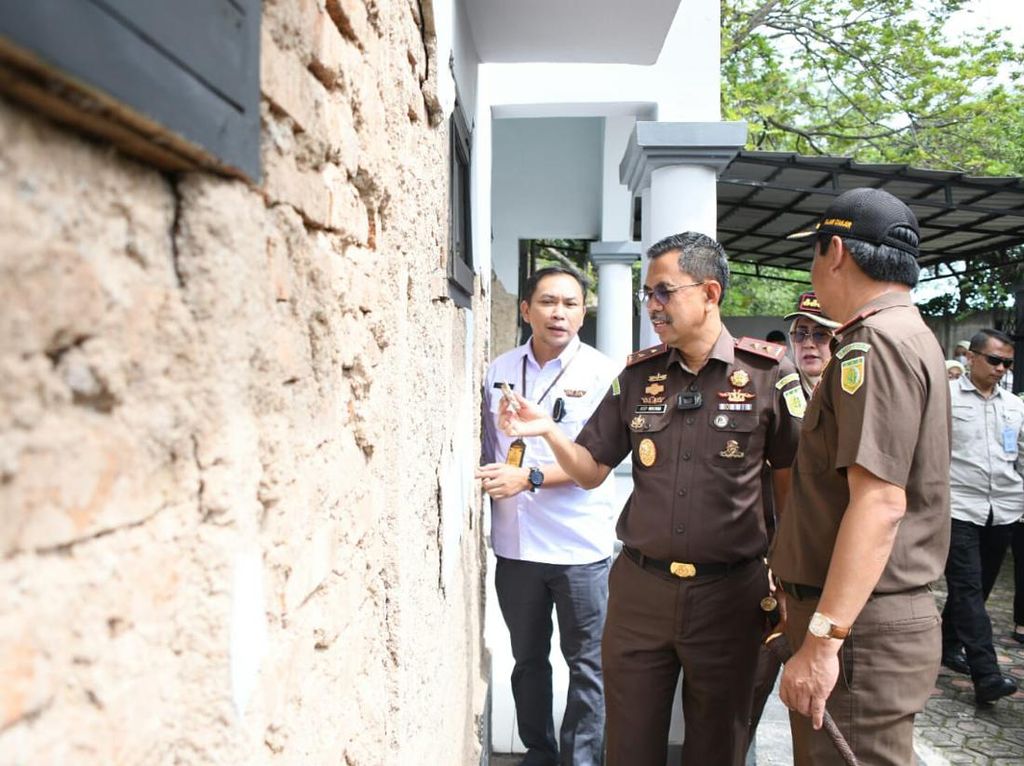 Gedung Rusak Akibat Gempa, Kejari Cianjur Ngantor di Tenda Darurat Gedung Rusak Akibat Gempa, Kejari Cianjur Ngantor di Tenda Darurat