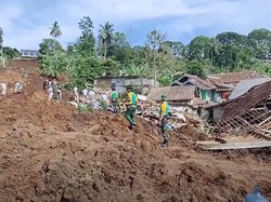 Kisah Dinda Cari Suami-Mertua Tertimbun Longsor Gempa Cianjur