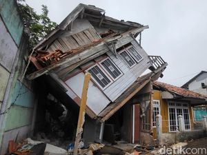 Video: Rumah Warga Miring Imbas Guncangan Dahsyat Gempa Cianjur