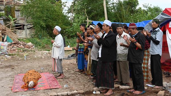 Korban Gempa Cianjur Gelar Salat Jenazah di Antara Reruntuhan