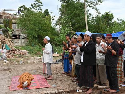 Korban Gempa Cianjur Gelar Salat Jenazah di Antara Reruntuhan
