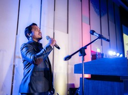 Leon Travis Didapuk Nyanyikan Lagu Kebangsaan AS di Depan Duta Besar dan Marinir