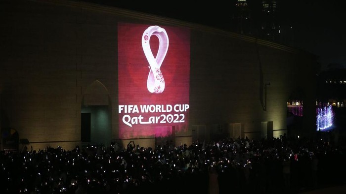 DOHA, QATAR - SEPTEMBER 03: Hundreds of people take a photo as the official logo of the FIFA World Cup Qatar 2022 is reflected on a wall of the Amphitheatre in Doha, Qatar on September 03, 2019.
 (Photo by Mohammed Dabbous/Anadolu Agency via Getty Images)