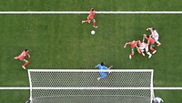 Enam menit injury time. Maroko dan Kroasia sama-sama kesulitan di sepertiga akhir lapangan.