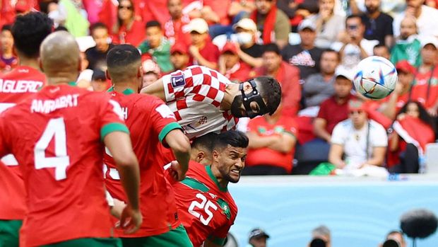 Soccer Football - FIFA World Cup Qatar 2022 - Group F - Morocco v Croatia - Al Bayt Stadium, Al Khor, Qatar - November 23, 2022 Croatia's Josko Gvardiol heads at goal REUTERS/Hannah Mckay