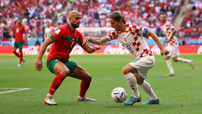 AL KHOR, QATAR - NOVEMBER 23: Luka Modric of Croatia and Sofyan Amrabat of Morocco battle for the ball during the FIFA World Cup Qatar 2022 Group F match between Morocco and Croatia at Al Bayt Stadium on November 23, 2022 in Al Khor, Qatar. (Photo by Michael Steele/Getty Images)