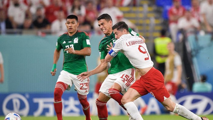 DOHA, QATAR - NOVEMBER 22: Hector Moreno of Mexico battles for the ball with Robert Lewandowski of Poland during the Group C - FIFA World Cup Qatar 2022 match between Mexico and Poland at Stadium 974 on November 22, 2022 in Doha, Qatar (Photo by Pablo Morano/BSR Agency/Getty Images)