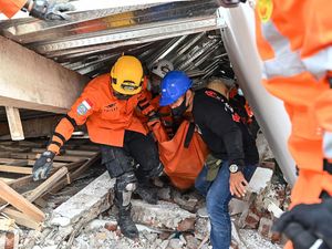 Melihat Perjuangan Tim SAR Menembus Reruntuhan Gempa Cianjur