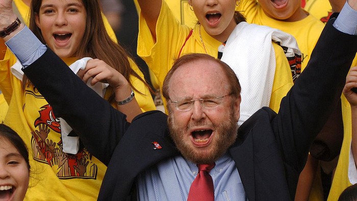 Mengenal Keluarga Glazer yang Jual Manchester United Tampa Bay Buccaneers owner Malcolm Glazer before play against the Chicago Bears November 27, 2005 in Tampa. The Bears defeated the Bucs 13 - 10. (Photo by Al Messerschmidt/Getty Images)