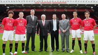Pada tahun 2014 ketika Malcom meninggal, kepemilikan sahamnya dibagi pada enam anaknya, yakni Joel, Avram, Darcie, Bryan, dan Edward Glazer. (John Peters/Getty Images)  