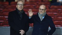 Namun yang menjadi penanggung jawab atas pengelolaan club hanyalah Joel dan Avram. Keduanya bahkan sudah mengelola klub sejak April 2006, saat mereka menggantikan Malcom yang saat itu menderita penyakit stroke. (Michael Regan/Getty Images)  