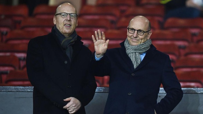 MANCHESTER, ENGLAND - FEBRUARY 11:  Avram Glazer (L) and Joel Glazer, the Co-Chairmen of Manchester United look on during the Barclays Premier League match between Manchester United and Burnley at Old Trafford on February 11, 2015 in Manchester, England.  (Photo by Michael Regan/Getty Images)