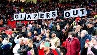 Peruntungan mereka kemudian seperti habis seiring pensiunnya Ferguson pada 2013. Manajemen silih berganti datang, tapi trofi tak juga datang. Glazer kemudian dianggap bersalah karena menerapkan pola belanja yang membuat klub itu tak lagi mampu membeli pemain super seperti sebelumnya. (Martin Rickett/Getty Images)  
