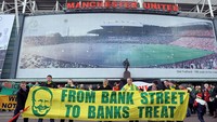 Pengelolaan klub di bawah Glazer juga menjadi kepedulian fans. Mereka kecewa melihat MU yang tadinya bebas kini memiliki utang hingga Rp 10 triliun. Utang tersebut terjadi karena pembelian club kala itu disokong oleh peminjaman dana dari aset klub. (Andrew Yates/AFP/Getty Images)  