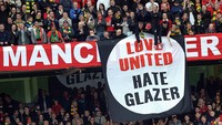 Penggemar beranggapan bahwa Glazer hanya menjadikan MU sebagai mesin pencetak uang, guna menutupi hutang-hutang tersebut. Mereka lebih kecewa karena pada saat sama prestasi MU terus merosot. Klub langganan juara itu bahkan sempat berkutat di papan tengah klasemen Liga Inggris dan kesulitan mencapai Liga Champion. (Paul Ellis/AFP/Getty Images)  