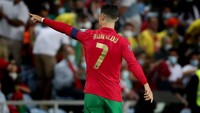 Keluarga Glazer bersedia menjual klub Manchester United. Klub berjuluk Setan Merah itu mengonfirmasi hal tersebut dalam pernyataan resmi. Berita ini muncul usai pengunduran diri Cristiano Ronaldo dari MU. (Pedro Fiúza/Getty Images)  