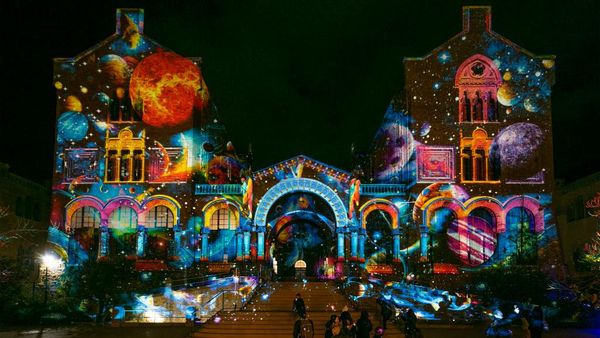 Mengunjungi Instalasi Cahaya di Barcelona Jelang Perayaan Natal