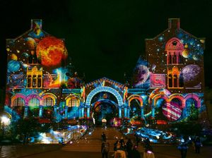 Mengunjungi Instalasi Cahaya di Barcelona Jelang Perayaan Natal