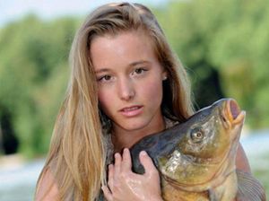 Model Pemotretan Tanpa Busana Untuk Kalender 2023, Tubuh Ditutupi Ikan Mas