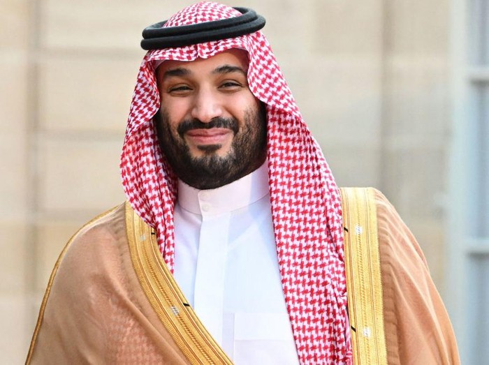 TOPSHOT - Saudi Crown Prince Mohammed bin Salman smiles as he arrives at the Elysee Palace in Paris on July 28, 2022 for a meeting with the French President. - French President Emmanuel Macron host Saudi Arabia's Crown Prince Mohammed bin Salman for talks in Paris on July 28, 2022, outraging rights groups and the fiancee of slain Saudi journalist Jamal Khashoggi. (Photo by Bertrand GUAY / AFP) (Photo by BERTRAND GUAY/AFP via Getty Images)