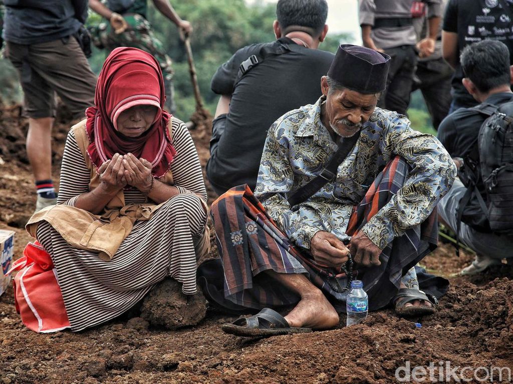 Momen Warga Berdoa di Reruntuhan Longsor Gempa Cianjur Momen Warga Berdoa di Reruntuhan Longsor Gempa Cianjur