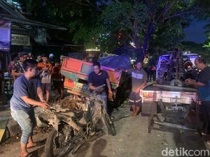 Momen Ngeri Truk Oleng hingga Tabrak 7 Motor di Gandaria Jaksel