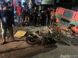 Penampakan Motor-motor Ringsek Ditabrak Truk Oleng di Gandaria Jaksel