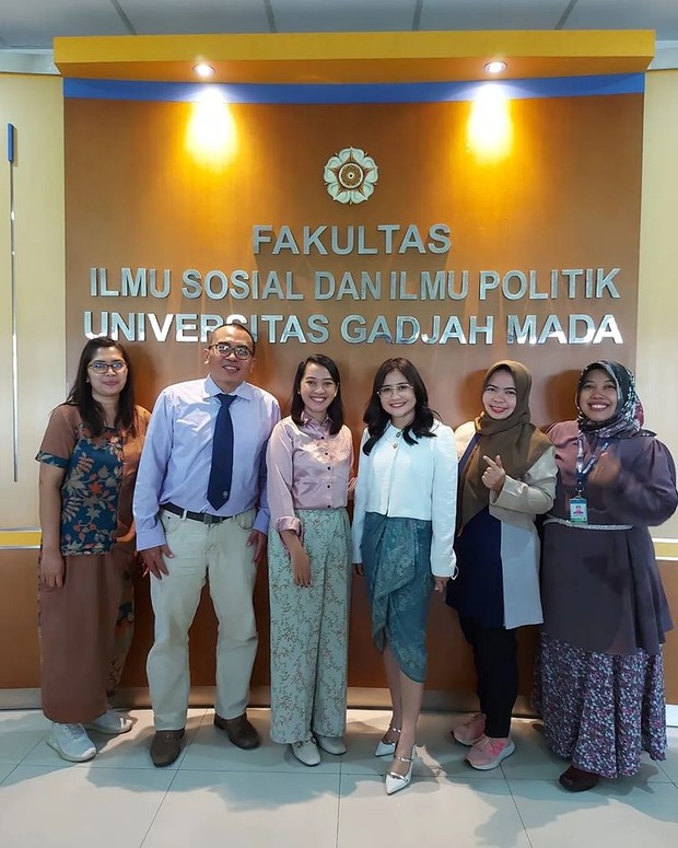 Gaya Prilly Latuconsina saat menjadi dosen tamu di UGM/Foto: Instagram/prillylatuconsina96