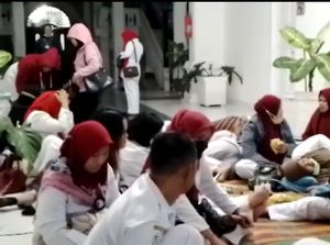 Puluhan Nakes Asahan Gelar Aksi Menginap di Teras Kantor DPRD