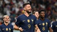 Giroud nyatanya tidak pernah bermain di Timnas Prancis junior dan baru memperkuat Tim Ayam Jantan di usia terbilang telat, 25 tahun (Getty Images)