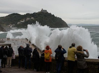 Gak Takut! Ombak Raksasa di Spanyol Malah Jadi Tontonan Wisatawan