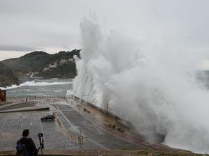 Lebaran Duka di Sukabumi: 4 Wisatawan Terseret Ombak Pantai Karang Panganten Lebaran Duka di Sukabumi: 4 Wisatawan Terseret Ombak Pantai Karang Panganten