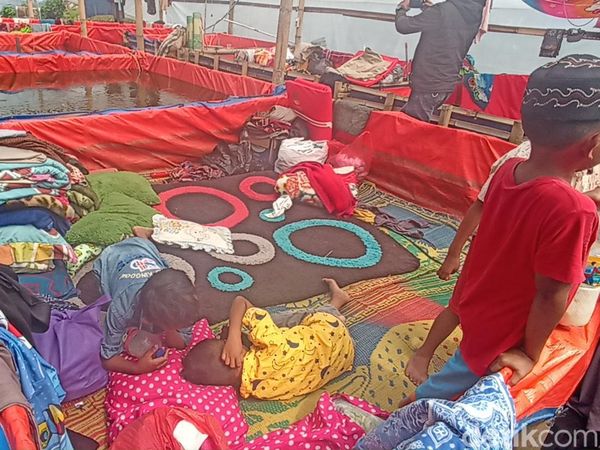 Rumah Hancur, Pengungsi Gempa Cianjur Dirikan Tenda di Kolam Lele