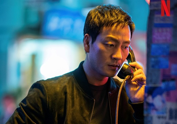 Park Hae Soo dalam film 'Yaksha: Ruthless Operations'/twitter.com/NetflixKR Park Hae Soo berperan sebagai jaksa yang kaku terhadap hukum dalam film original Netflix Yaksha: Ruthless Operations