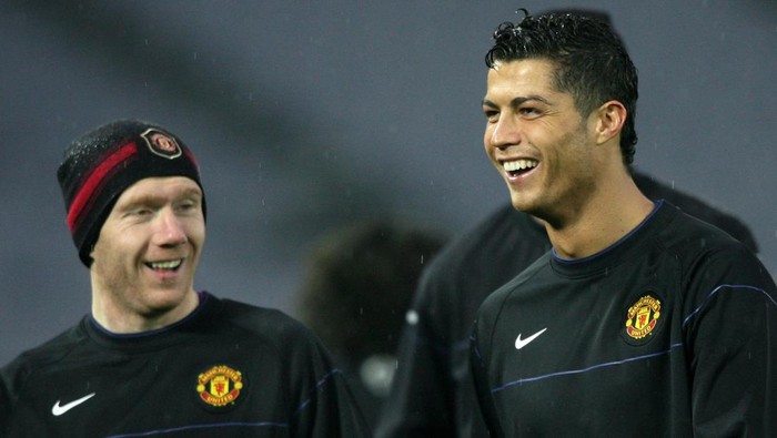 YOKOHAMA, JAPAN - DECEMBER 17:  (L-R) Paul Scholes and Cristiano Ronaldo of Manchester United laugh during a training session at the International Stadium Yokohama on December 17, 2008 in Yokohama, Kanagawa, Japan. Manchester United will play  Gamba Osaka in the FIFA Club World Cup Japan 2008 Semi Final on December 18.  (Photo by Kiyoshi Ota/Getty Images)