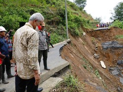 Ganjar Cek Lokasi Jalur Alternatif Banyumas-Brebes Putus Akibat Longsor