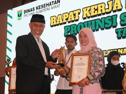 Gubernur Sumbar Beri Hadiah Umrah ke Nakes Teladan Tingkat Nasional