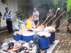 Kejari Semarang Musnahkan Barbuk Kejahatan, Ada Ratusan Ponsel-Sepatu