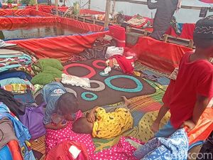 Tak Ada Tenda, Warga Gasol Korban Gempa Cianjur Ngungsi di Kolam Lele