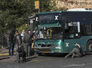 Polisi Selidiki TKP Ledakan di Halte Bus Yerusalem