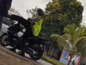Viral Tendang Sopir Truk Batu Bara, Oknum Polisi di Jambi Diamankan Viral Tendang Sopir Truk Batu Bara, Oknum Polisi di Jambi Diamankan
