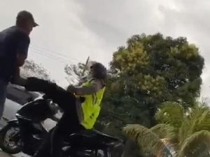 Polisi di Jambi Tendang Sopir Truk Batu Bara, Berakhir Damai Polisi di Jambi Tendang Sopir Truk Batu Bara, Berakhir Damai