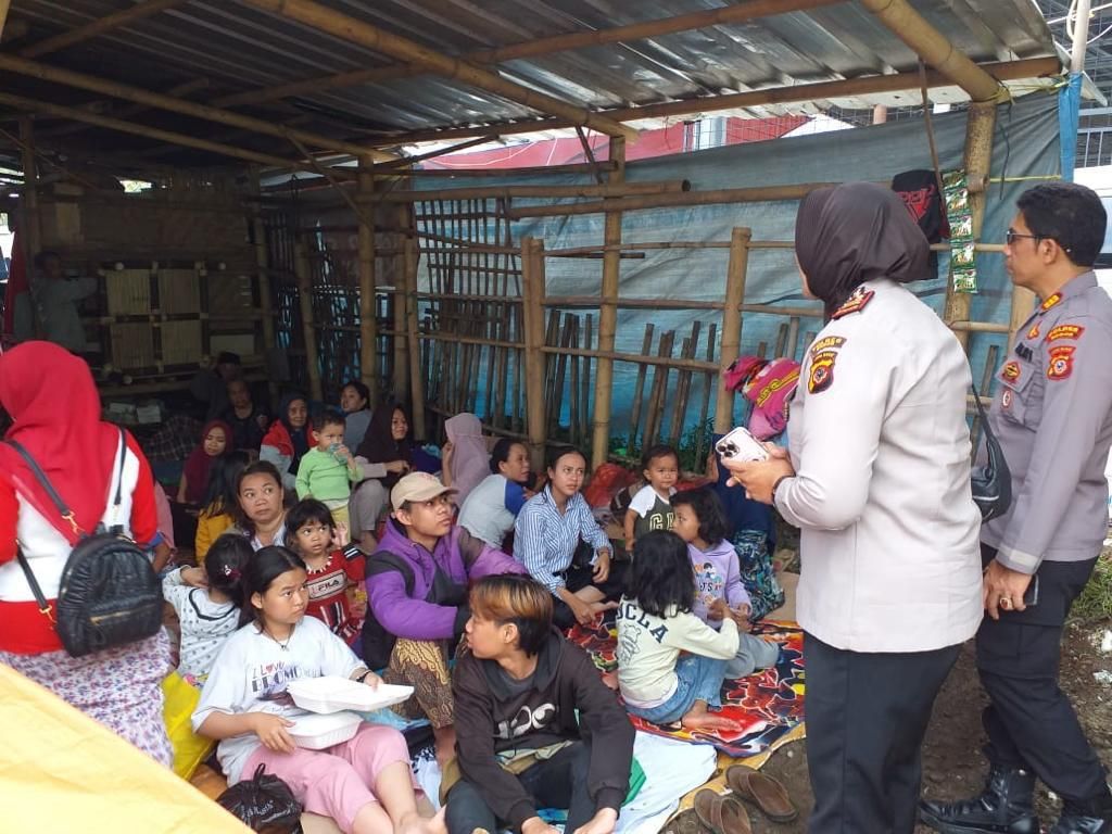 Polwan Polres Bogor Beri Trauma Healing Anak-anak Korban Gempa Cianjur