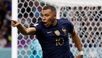 Di babak kedua, Prancis yang mendominasi permainan berhasil memperbesar keunggulan melalui Kylian Mbappe (68) dan Giroud (71). Reuters/Issei Kato.