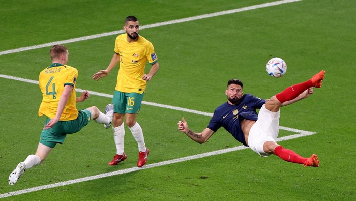 Prancis Pesta Gol dan Cetak Rekor Usai Kalahkan Australia Soccer Football - FIFA World Cup Qatar 2022 - Group D - France v Australia - Al Janoub Stadium, Al Wakrah, Qatar - November 22, 2022 France's Olivier Giroud shoots at goal REUTERS/Molly Darlington TPX IMAGES OF THE DAY