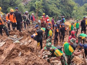 Tim SAR Lanjutkan Pencarian Korban di Tengah Gempa Susulan di Cianjur Tim SAR Lanjutkan Pencarian Korban di Tengah Gempa Susulan di Cianjur