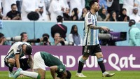 Ini penampakan saat beberapa kangkah Messi sudah beranjak dan Di Maria masih terpuruk. (Foto: AP/Natacha Pisarenko)